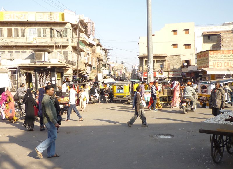 Road junction in Jodhpur suburbia