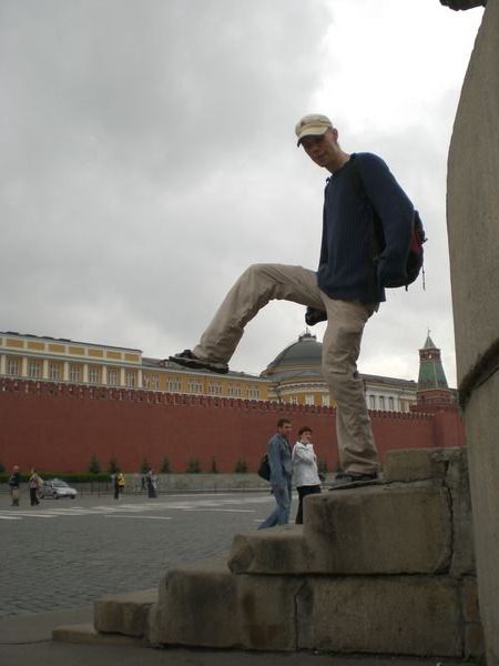Kalle astuu Kremlin muurille, tai sen takaisen rakennuksen katolle.
