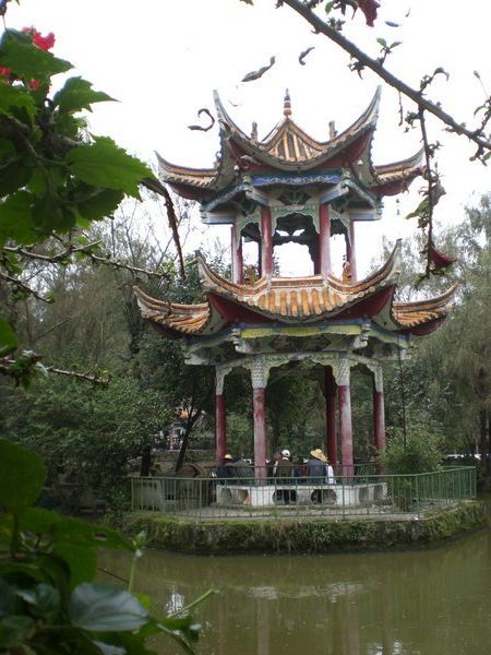 Perinteisesta kiinalaisesta puistosta (Mohijangista)
