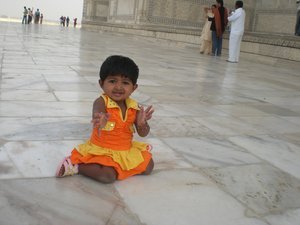 sopo pikku tytto Taj Mahalilla