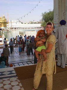 Mina ja sikhi-vauva kultaisella temppelilla.