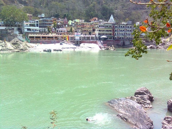 Uiskentelua aiti Gangassa(ehka juuri ja juuri erottuu kuvasta)