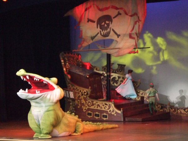 I den här showen spelade dem upp några scener ur olika Disneyfilmer. Här är det Peter Pan som håller på.