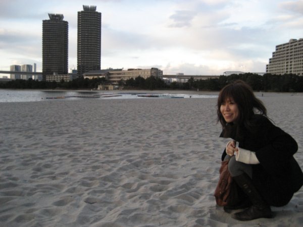 Mami fryser på Odaibas strand.