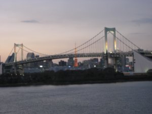 Tokyo Tower och Rainbow Bridge sett från Odaiba.