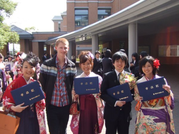 Megumi längst till vänster pluggade i Göteborg förra året.