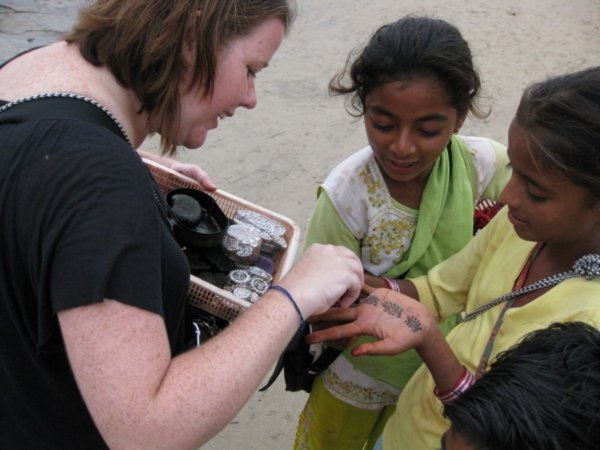 Tracy selling heena to the heena sellers