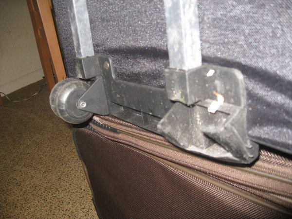 Damn Crappy Suitcase!