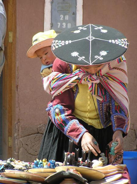 One of the street vendors with her niña