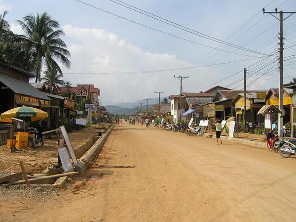 The surreal & 'wild-western' like streets of Vang Vieng