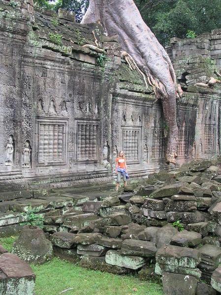 Bronia in Preah Khan - the scale of the place  