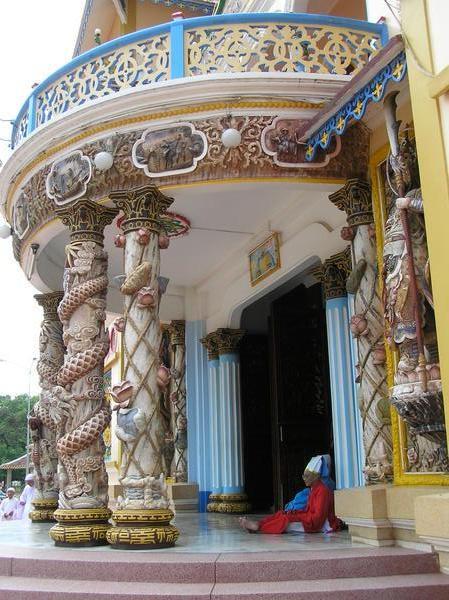 The entrance to the Cao Dai Great Temple