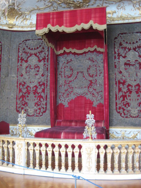 Original wallpaper and bedding at the Residenz