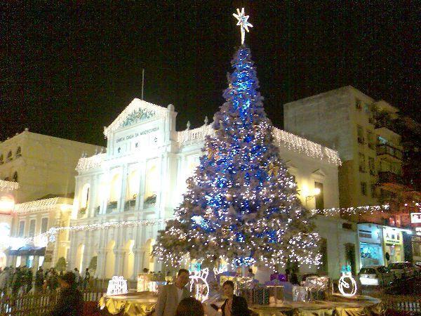Big Christmas tree at Largo do Senado
