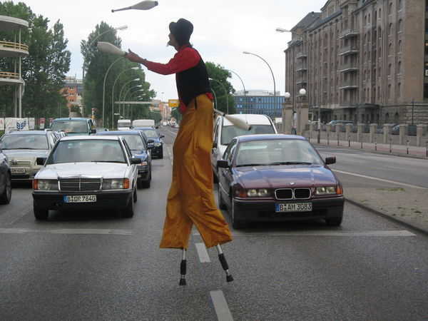 Berlin: Be entertained at traffic junctions