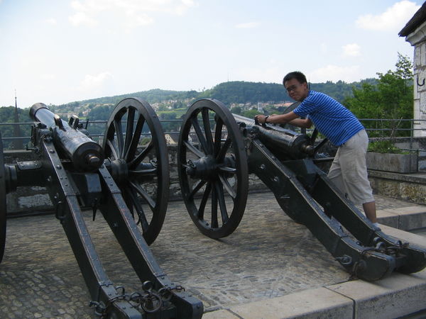 Schaffhausen: General Charles aiming at enemies in the mighty Munot fortress