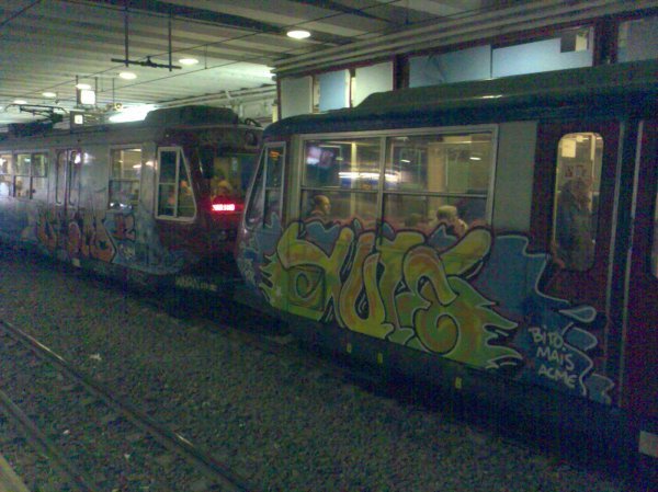 A graffiti-covered Circumvesuviana train