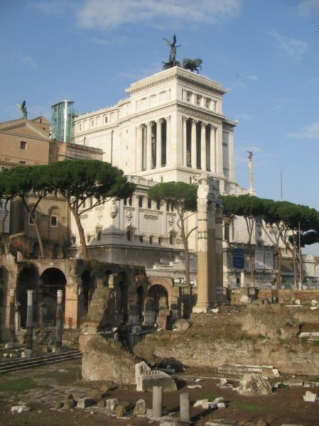 An interesting contrast between the Roman ruins and the grand Vittorio Emanuele Monument