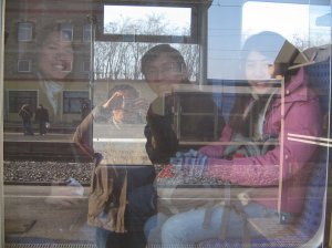 Yingyi, Jieli & Carine in the train (and me in the reflection)