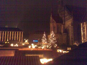 Christmas market at Hauptmarkt, with Frauenkirche in the background