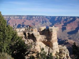 Mather Point (with many tourists)