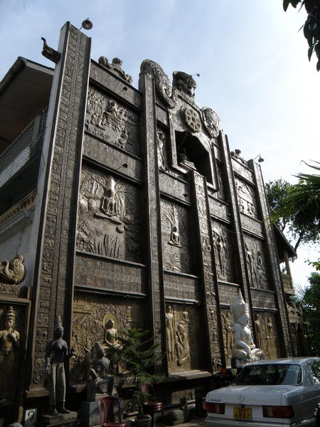 Impressive facade of one of the buildings in Gangaramaya temple