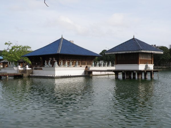 Seema Malaka, a temple in the middle of Beira Lake