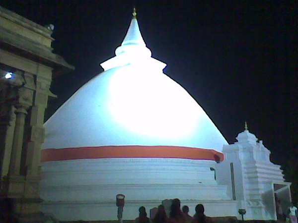 The dagoba at the Kelaniya Raja Maha Vihara