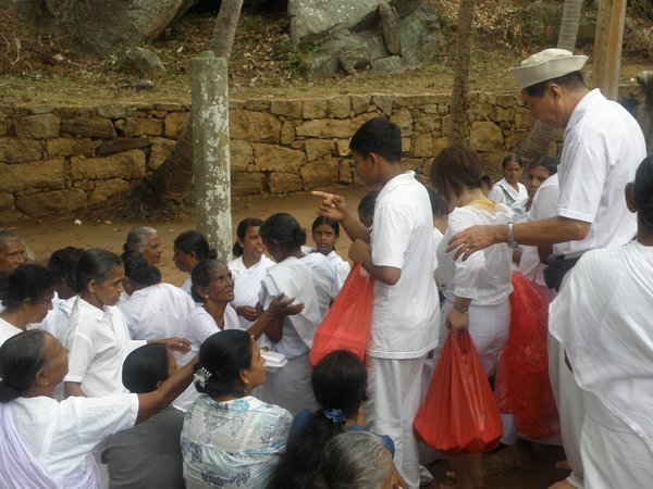 Distributing lunch to the pilgrims