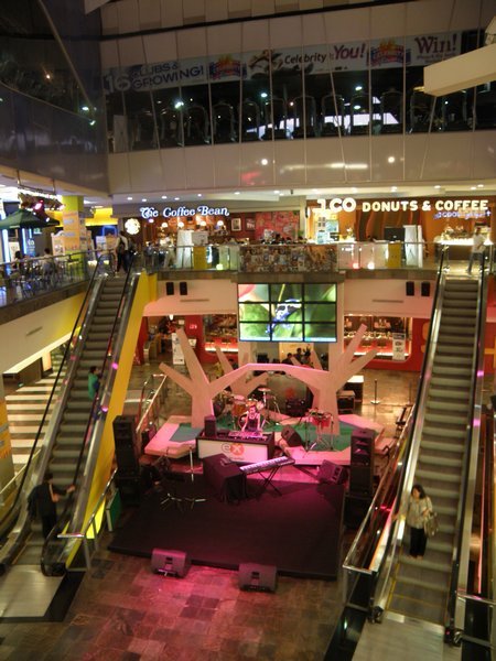 e(x) - a modern mall with a live DJ stage