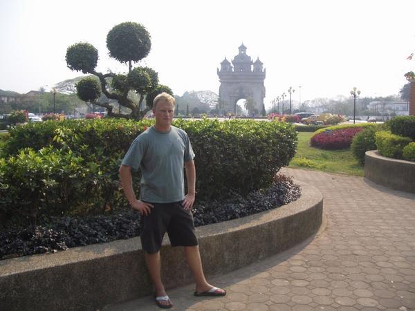 Robin in front of Patuxai