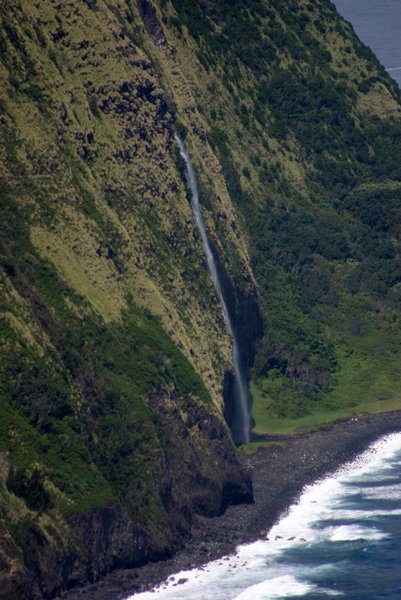 03 Waterfall in Waipio Valley