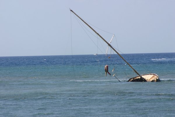 07 Partly submerged sail boat in the Lahaina harbour