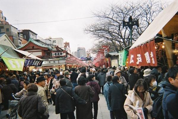 Stalls in front of Asakusa temple