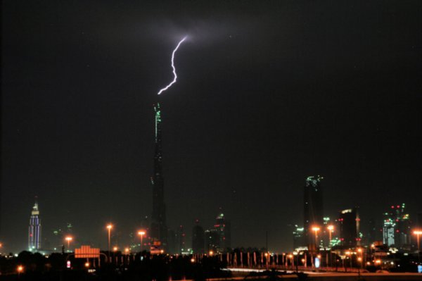 lightning attracted to the Burj Dubai