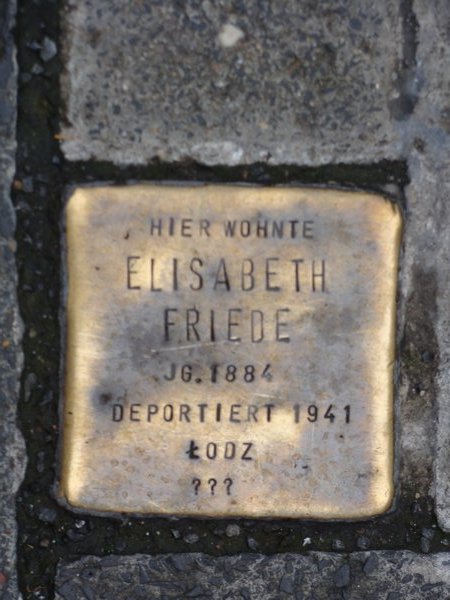 Pavement memorial plaque to a deportee