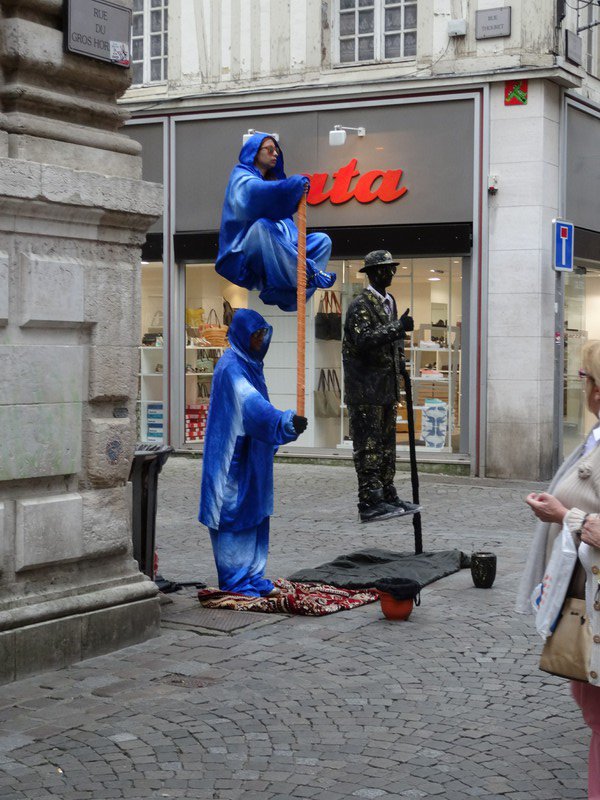 Rouen street performers