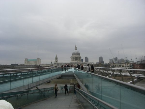 walkway to Tate Modern Museum