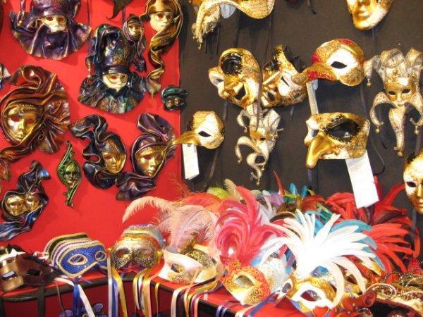 Tom Cruise & Nicole Kidman wore masks made by the owner of this shop for "Eyes Wide Shut"