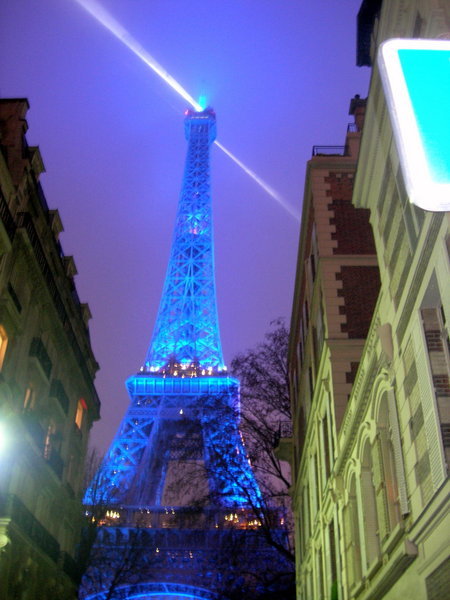Eiffel between the buildings