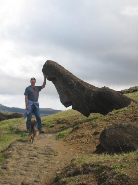 holding up the moai