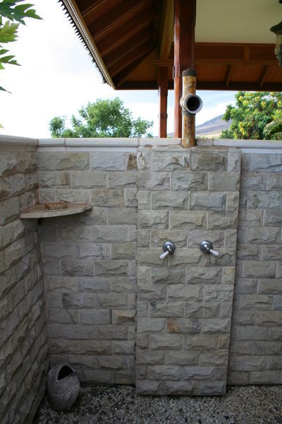 Ho'oilo House outdoor shower