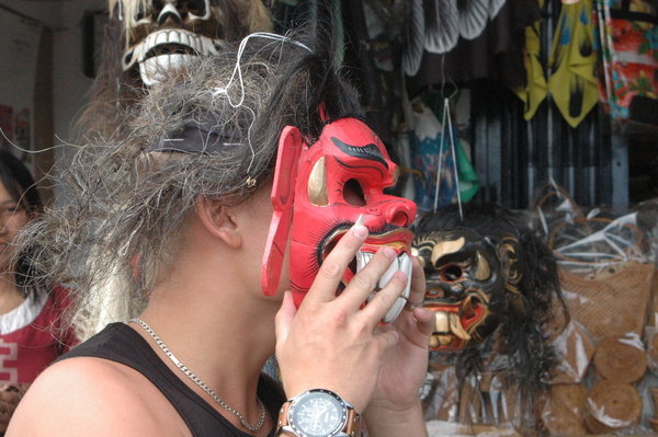 Markt in Berantan Bedugu,Mike past een masker.....