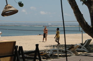 Je kon gezellig volleyballen op het strand...