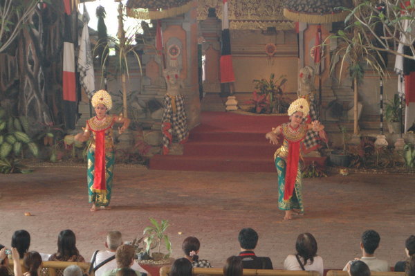 In het plaatsje Denpasar,bezochten wij een Barongdans voorstelling