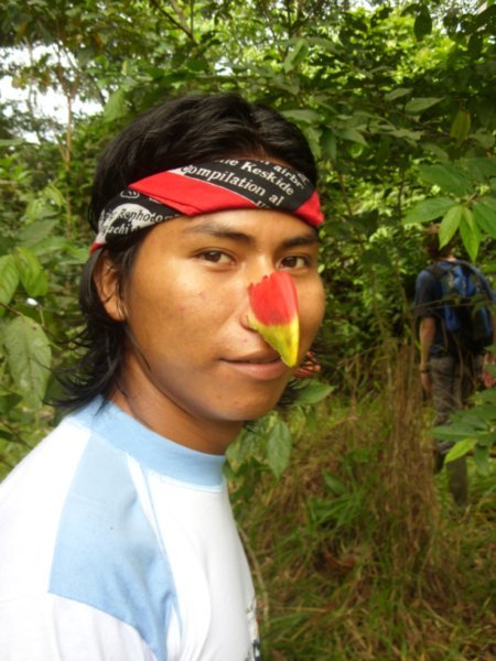 06 Flavio shows us an interesting use of the heliconia flower