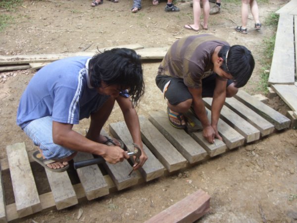04 Flavio and Mauro carve each persons name into the step they cut.