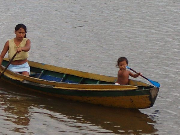 zwischen Belem und Manaus - sogar die Kleinsten helfen mit