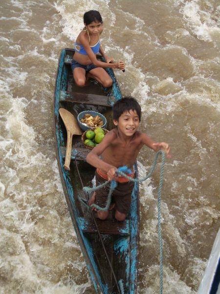 zwischen Belem und Manaus - Kinder verkaufen Ware