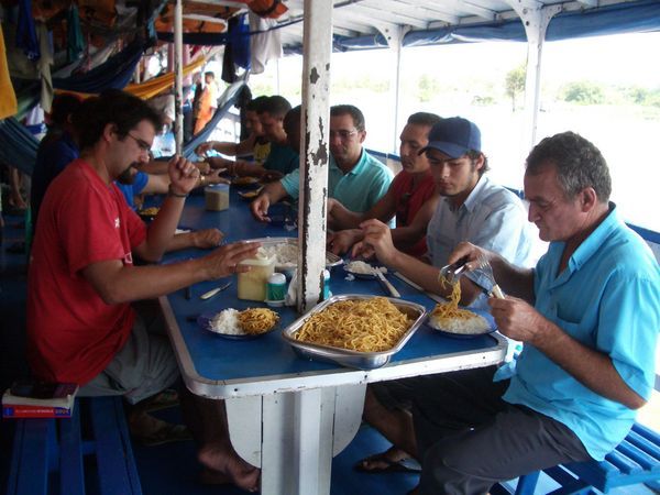 zwischen Belem und Manaus - gemeinsames Mittagessen auf dem Boot
